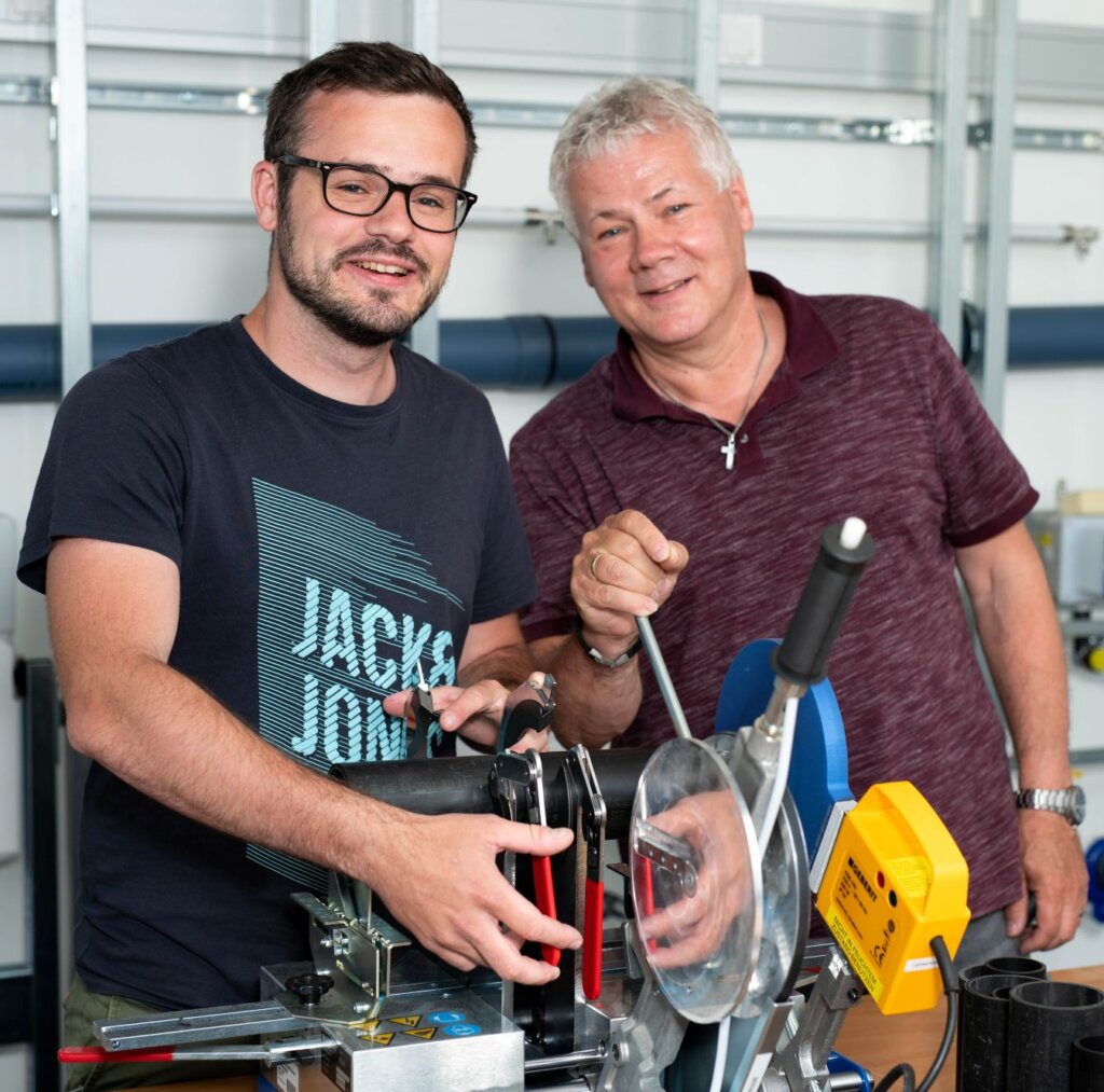 Vater und Sohn in der Lehrwerkstatt