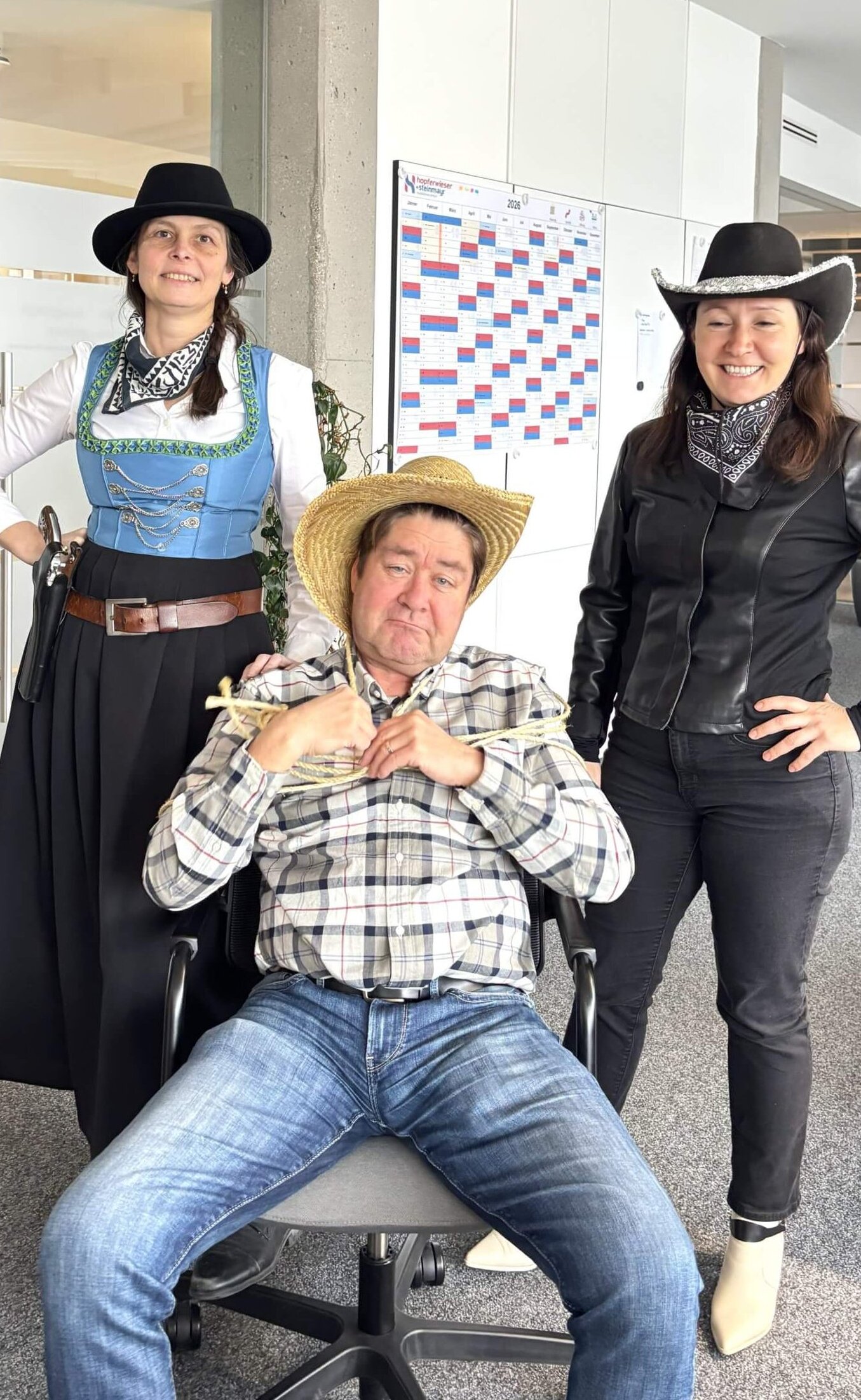 HOWI’s Wilder Westen: Sheriffs, Schmäh & Saloon-Stimmung am Faschingdienstag